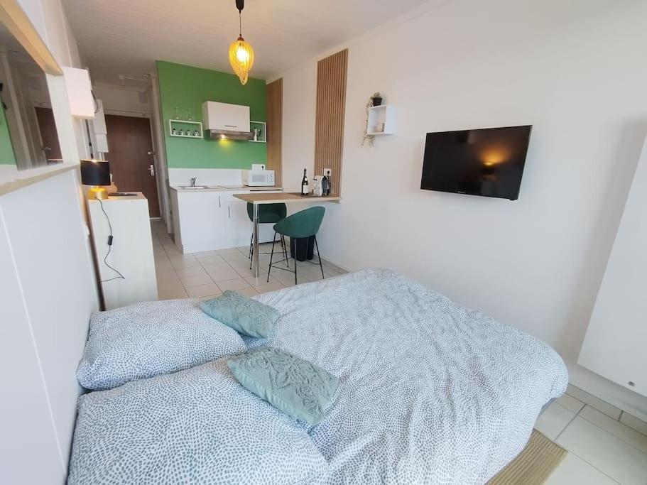 Studio Vue Mer - Plage De Trestraou Perros-Guirec Exterior photo